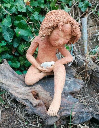 Femme assise avec un oiseau Sculpture Marie Nichet